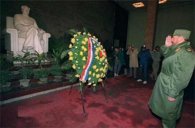 1995年，北京，69岁的古巴前领导人菲德尔·卡斯特罗在北京瞻仰毛主席纪念堂时留