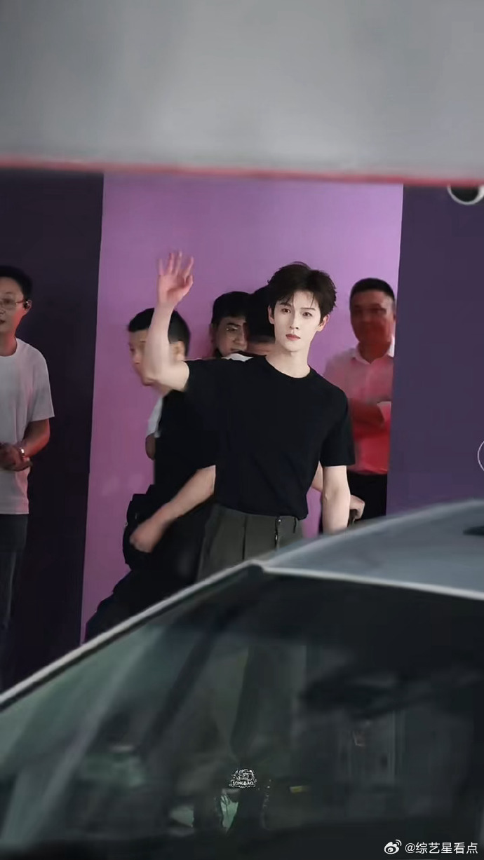 李昀锐帅得一身正气李昀锐帅得一身正气，黑T帅成这样，闯入硬汉赛道了李昀锐黑T帅成