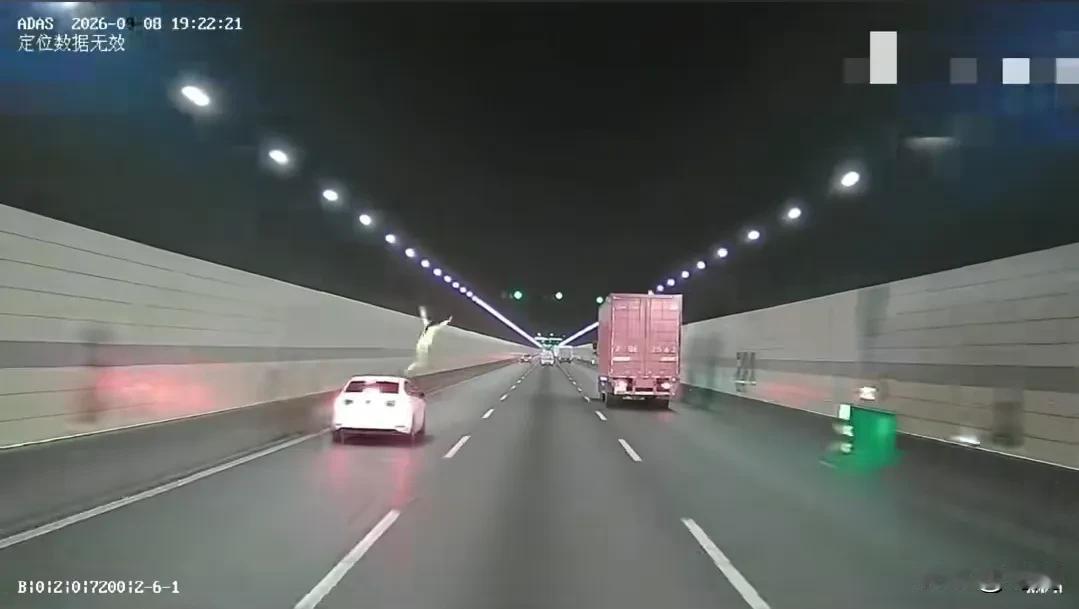 夫妻吵架就不要命了？女子在隧道内突然站上车顶后跳车，后方货车紧急避让差点侧翻。事