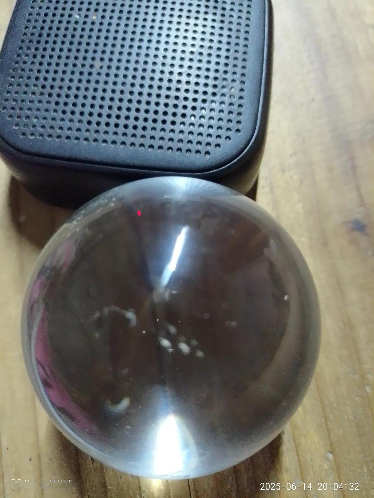今天又是下雨天，断断续续的，中山这边雨水挺多的，经常在下雨，今天在水沟边看到一个