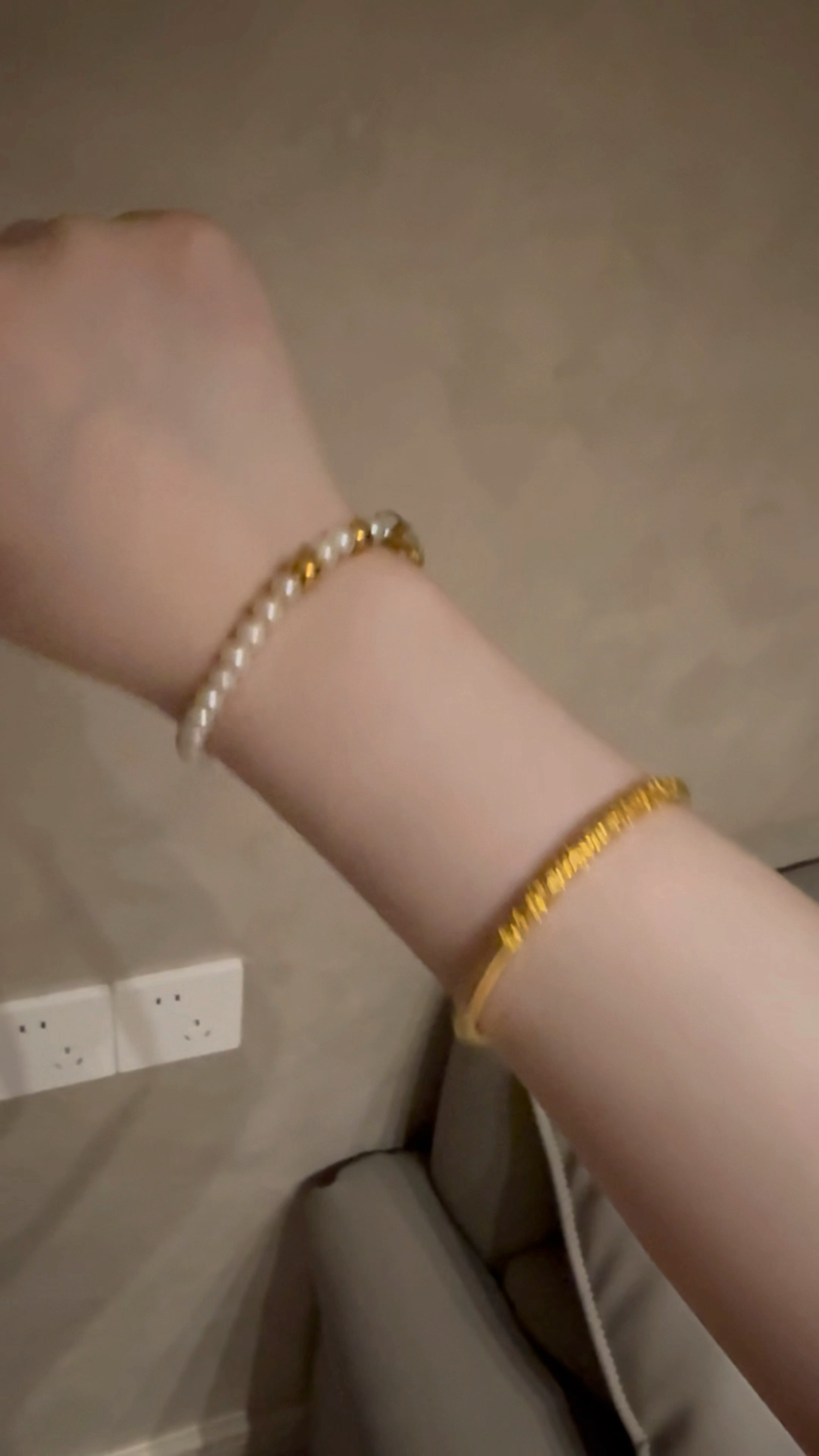 去年这个时候 大师说我要戴金对我好，那时候没什么钱 扣扣搜搜的选了几小颗 [泪]