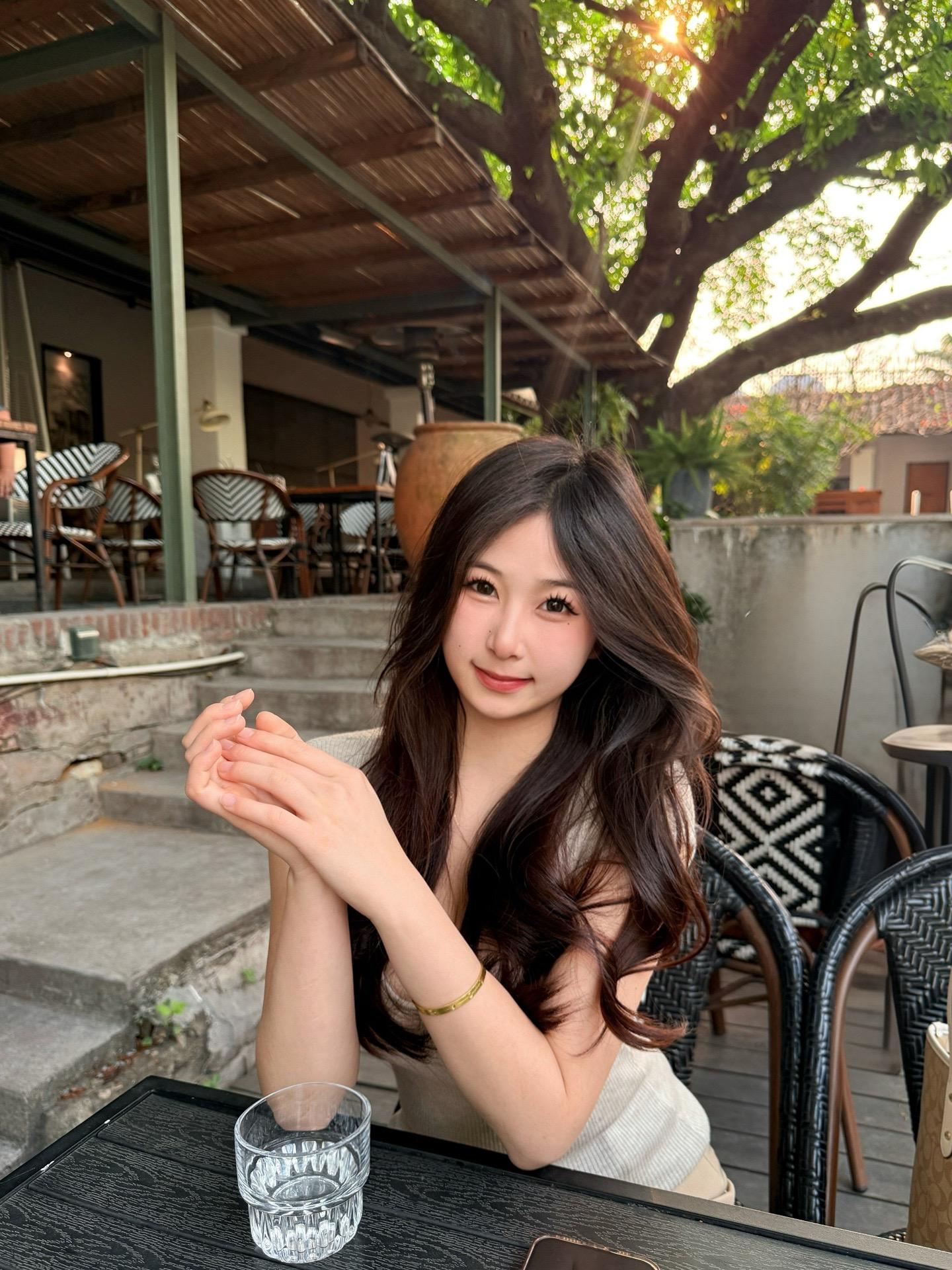 我在阳光下往返于春天