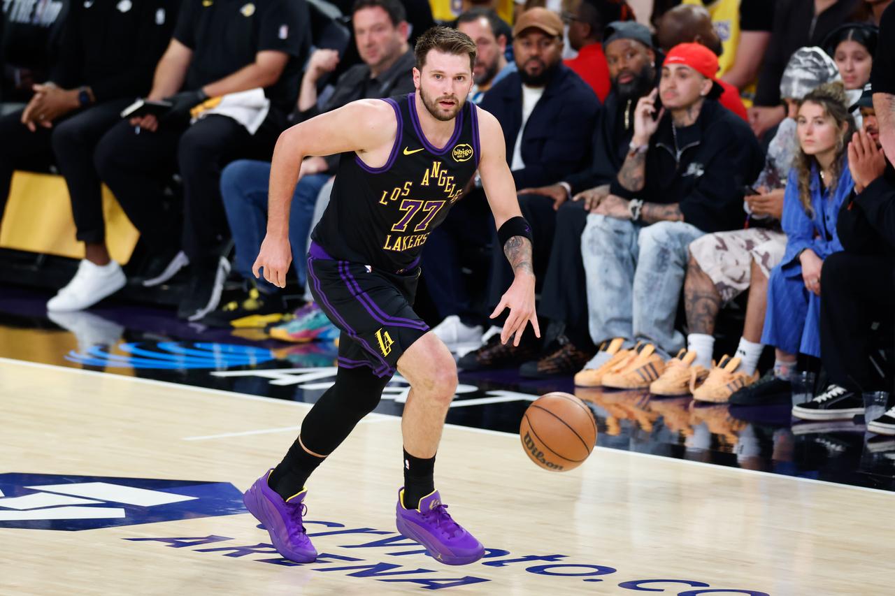 NBA本赛季“高分”榜：
1、阿德巴约——83分
2、约基奇——56分
3、亚历