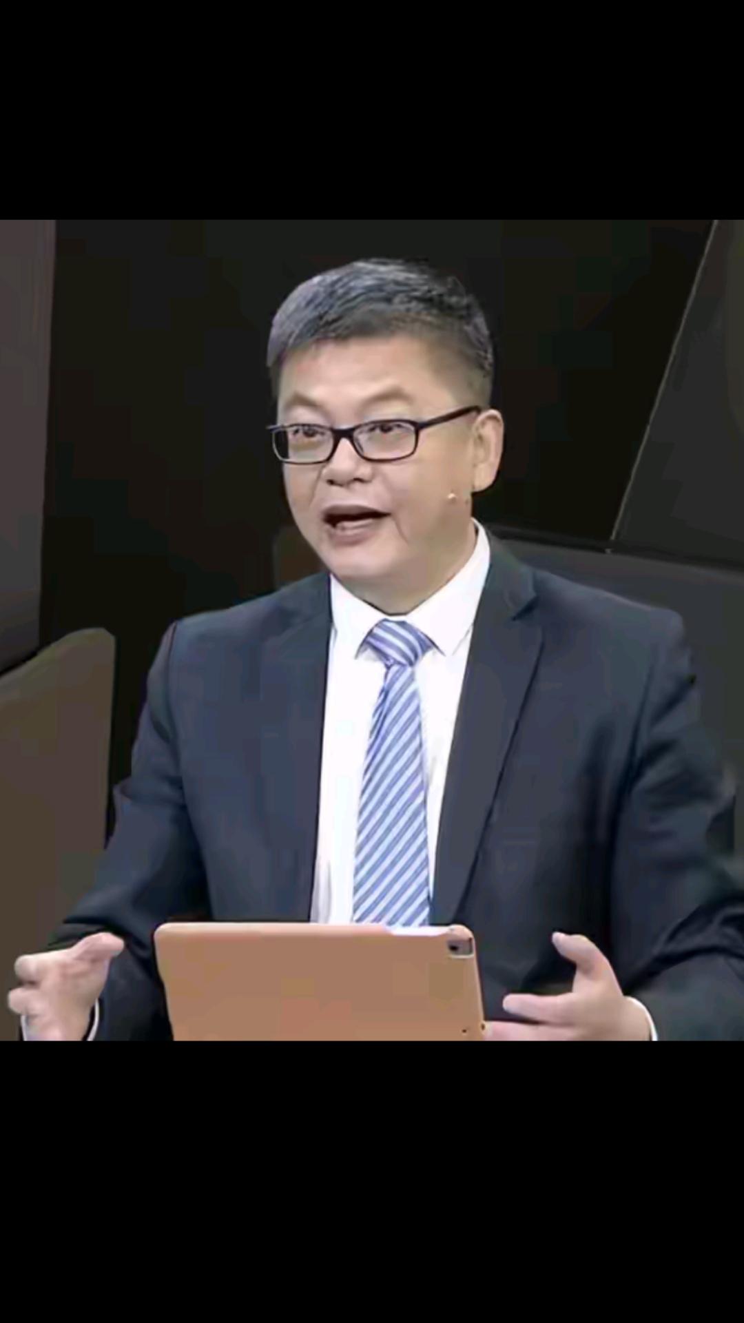 【昨晚联盟榜首上海久事客场大胜长白山恩都里，豪取赛季14连胜。赛后国内知名篮球评