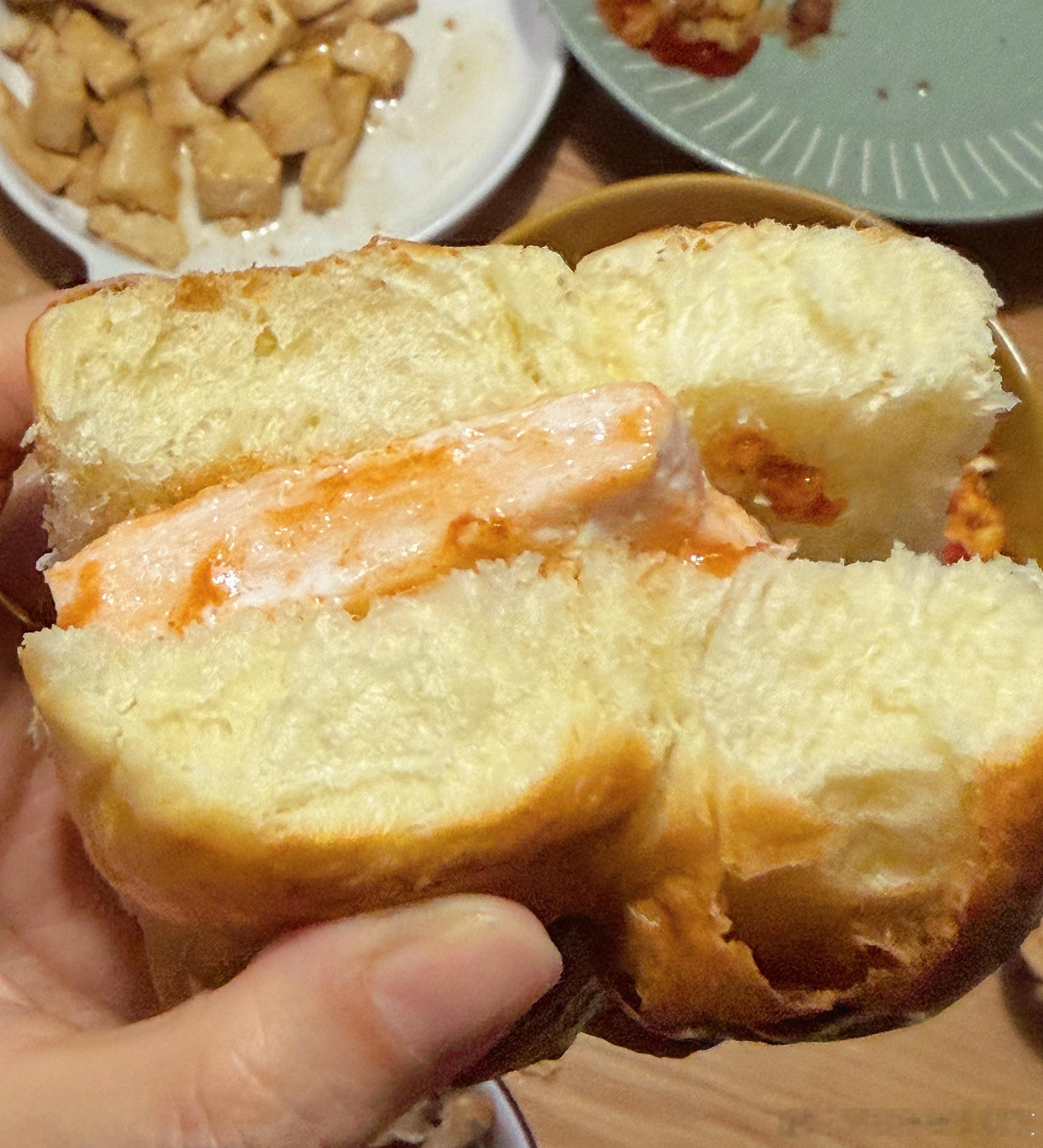 娃想吃汉堡，拿我做的餐包diy一下~一个夹鱼排一个夹炸鸡我咋那么牛呢 