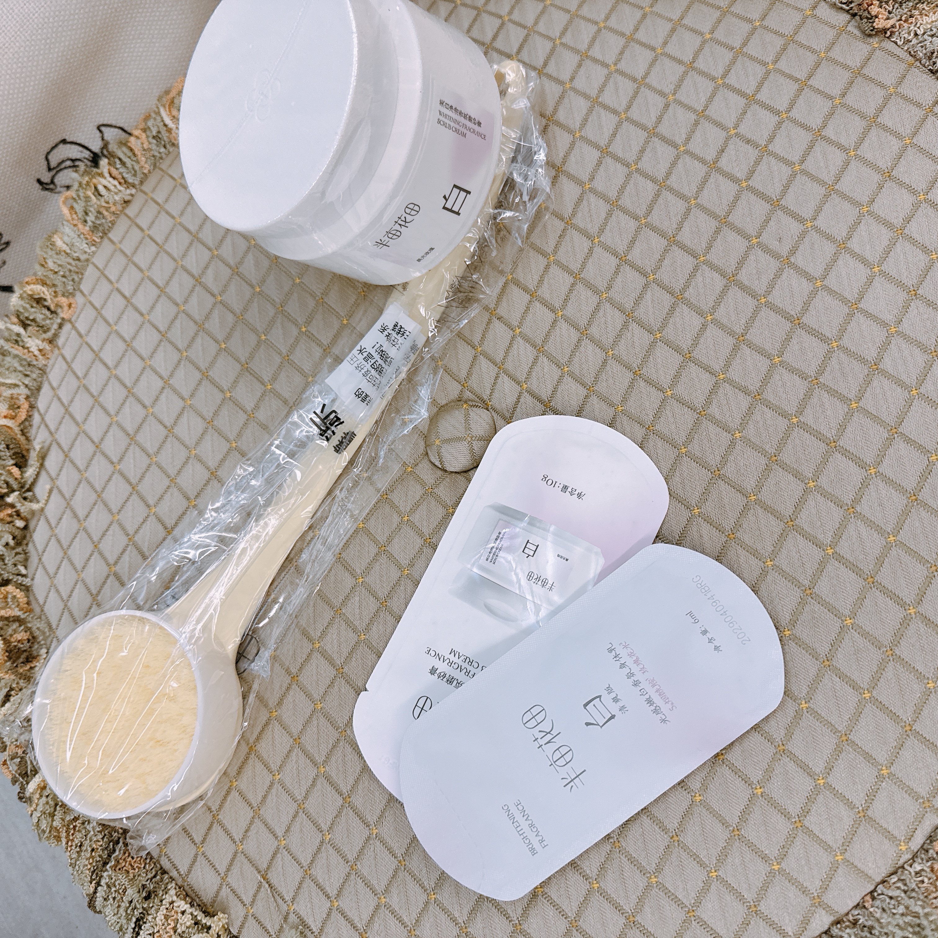 薛老师真的很好笑背着我悄悄买了半亩花田的美白磨砂膏我也要悄悄用一下！看看到底有没