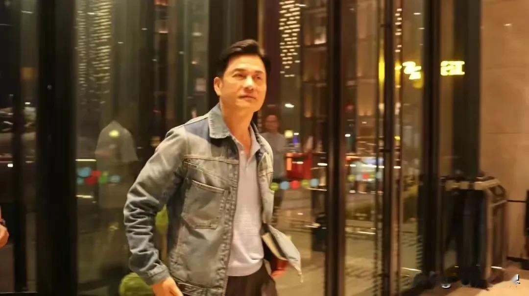 你告诉我：这是马上奔70岁的人？打 死也不敢信！但人家吕良伟就是马上要过70岁大