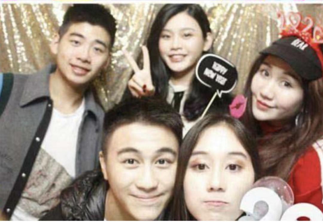 何猷君何超欣两兄妹感情是真好，一家人合影，他们最美最帅最抢镜。