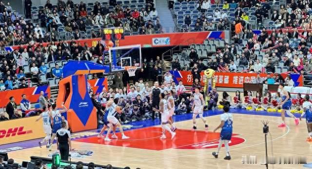 辛普森28分13助、首发77分，新疆男篮险胜青岛“爆冷”开门红