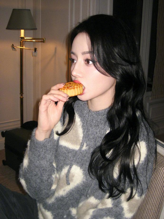 热巴邓为鞠婧祎最亮眼艺人前三时装周最亮眼艺人TOP3 强势霸榜！在刚刚结束的时装