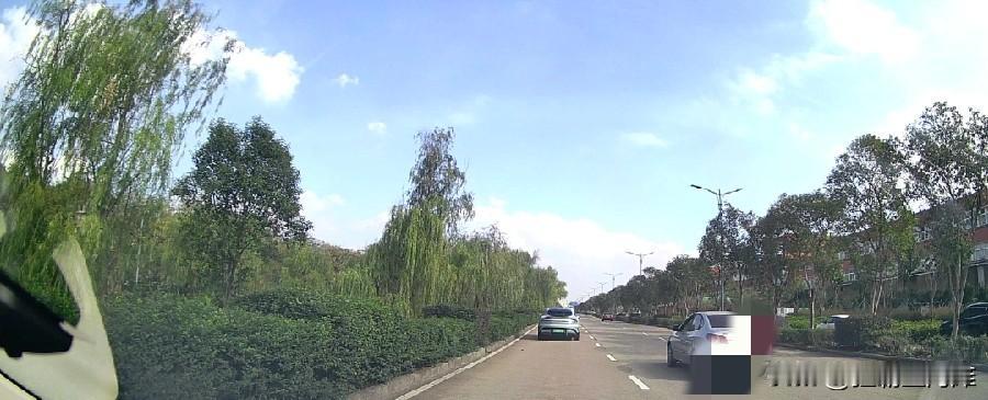 有一说一，小米汽车的颜值在车企中是数一数二的。
看看小米的第2款车小米YU7，在