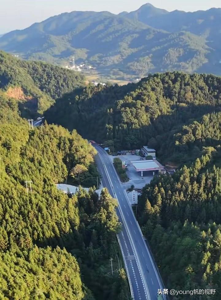 这里是广东韶关南雄与江西赣州大余的交界之处——梅岭。国道323线在此通过，连接起