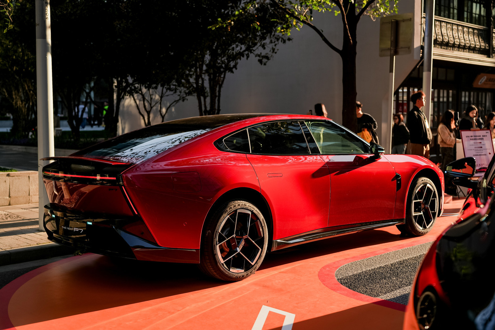 小鹏P7新色亮相UNO超跑生活节小鹏P7新色气场碾压同框超跑小鹏P7新色【星曜红