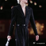 薛之谦黑色深V 薛之谦今天直接颜值巅峰！黑色深V造型又欲又绝，锁骨杀+氛围感直接