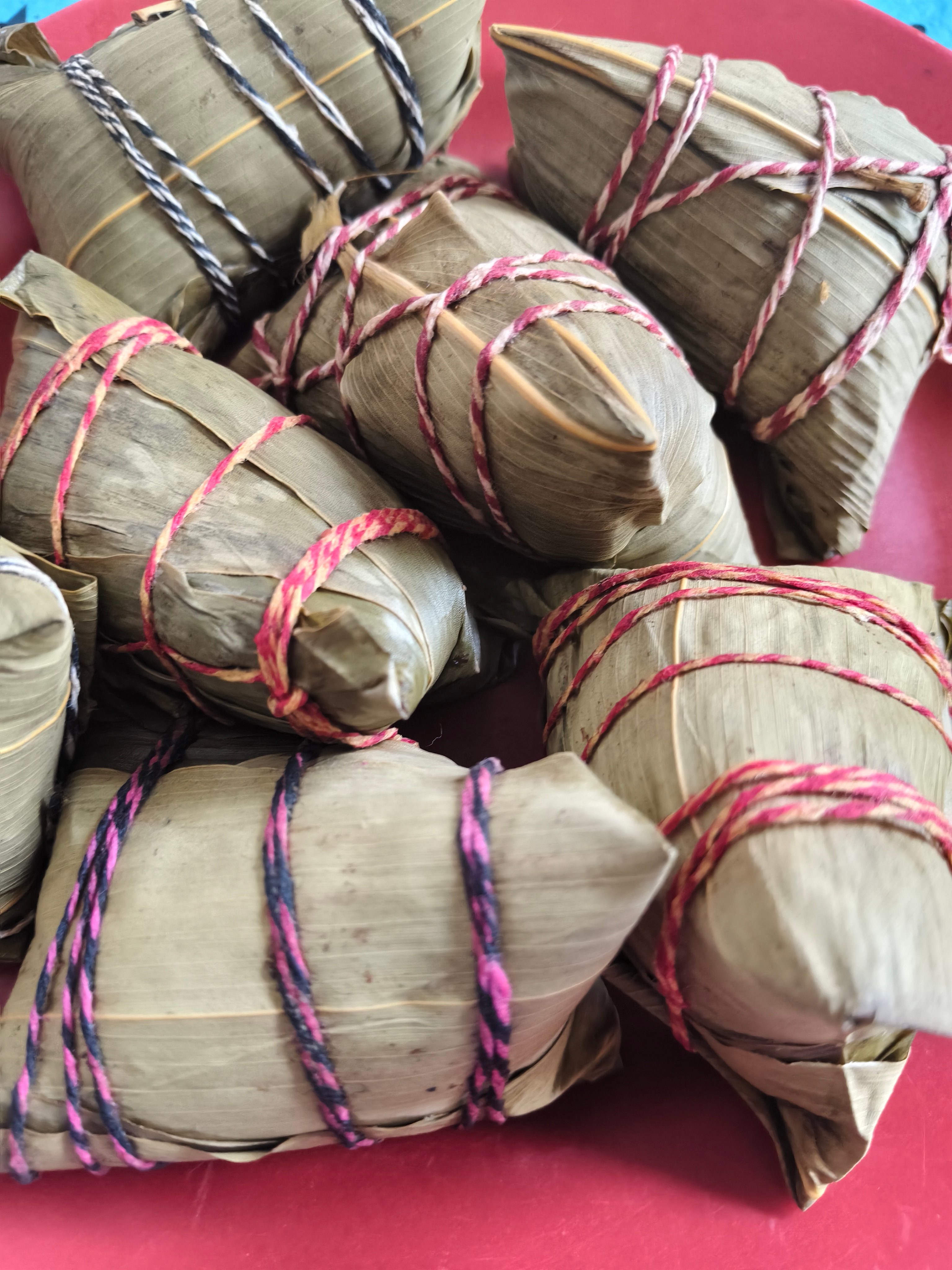 奶茶粽好不好吃不知道 反正我妈煮的粽子还不错，有肉粽红枣粽，还有原味的，都挺好吃