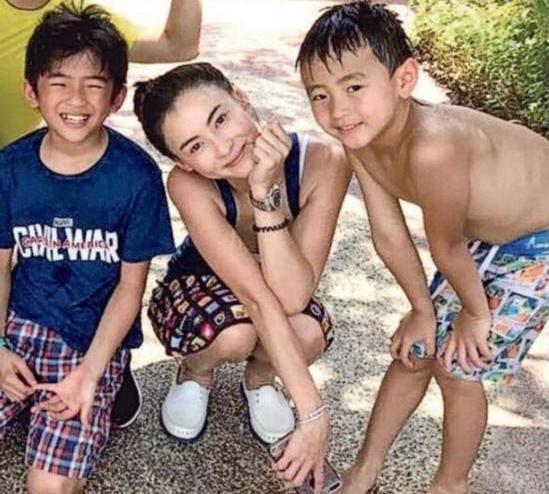 张柏芝养娃快不快乐先不说，她娃那是真快乐。有吃有穿有得玩还有妈妈日常的陪伴，这俩