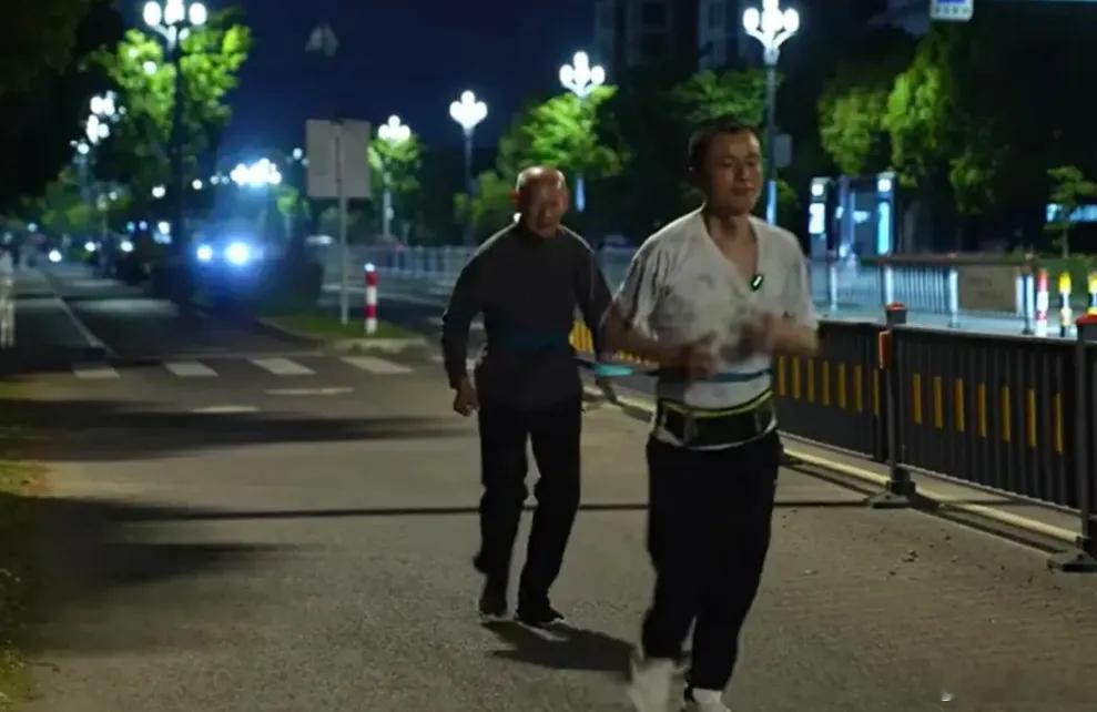 街头一幕引人深思，浙江男子经常用绳子系着父亲跑，看哭无数人：一边是中年人的身不由