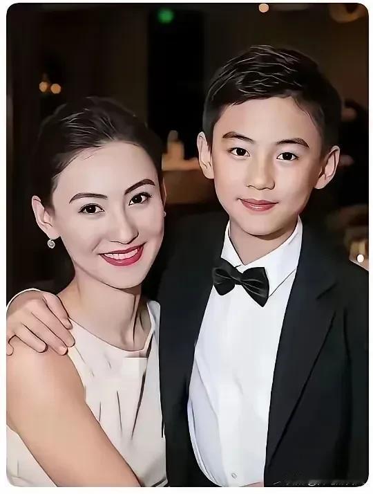 张柏芝的第三子张礼承，越长大越帅气，完全继承了妈妈的靓基因，帅得无可挑剔！他的长
