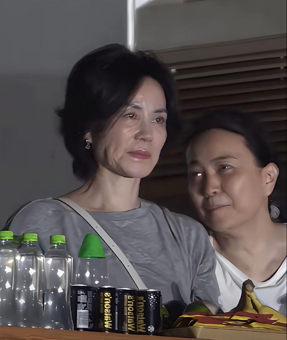 王菲也老了。虽说靠医美加持，皮肤状态比普通人要好不少，但岁月留下的衰老痕迹依旧肉