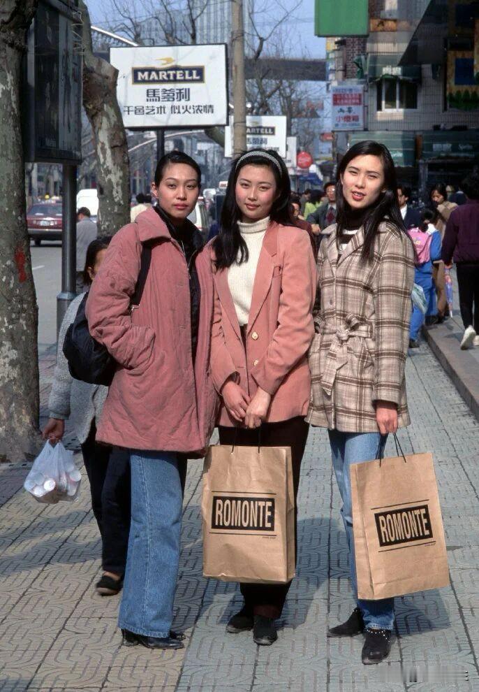 老照片欣赏：摄于1993年，上海街头；记录了90年代三位上海都市女性的时尚风采！