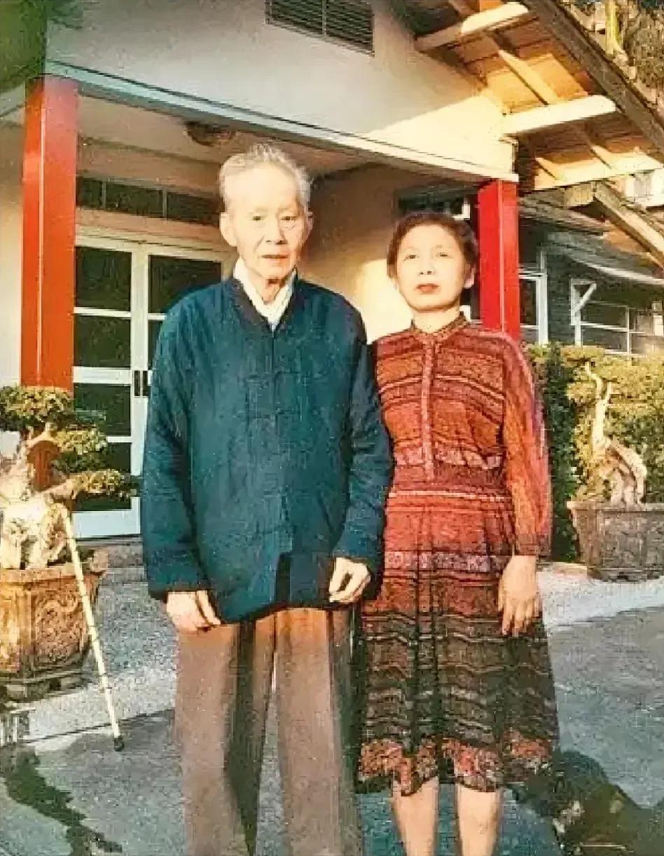 1988年，台湾，孙立人将军站在家门口，留下了这张珍贵照片，此时的他已经八十八岁