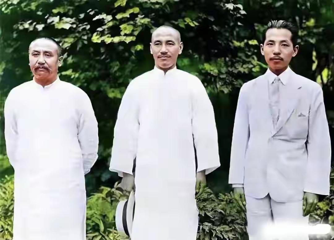 这张照片的三个人是谁，听说只有60以下才认识，能全部都叫出名字的说明这个人很厉害