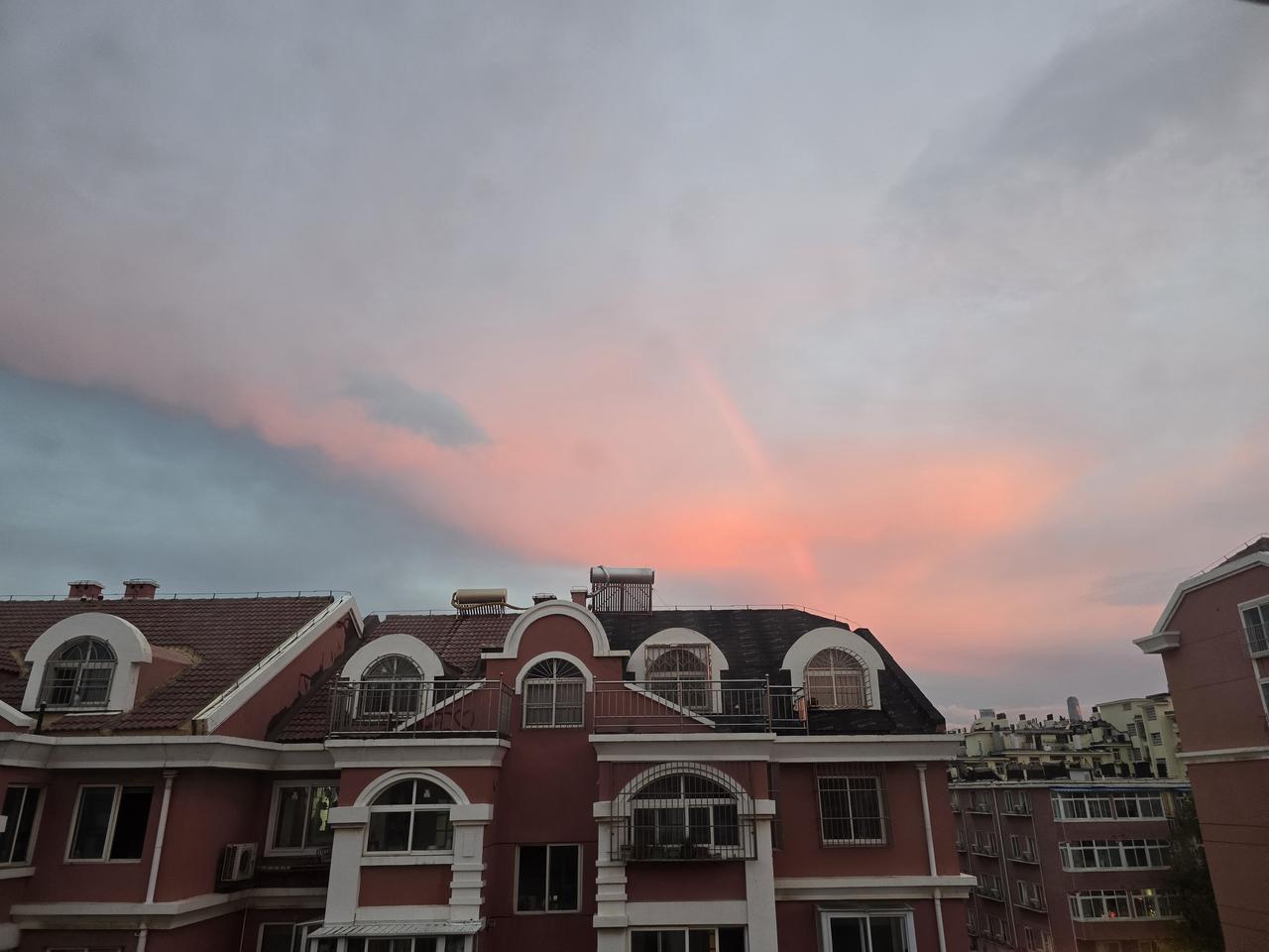王铎：今天黄昏发现了彩虹

我在发现彩虹的时候，还很清楚。等拿出手机之后，就不太
