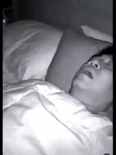 救命！
这届猫咪的“孝心”真是又硬核又让人哭笑不得！
男子在家睡大觉，

嘴巴不