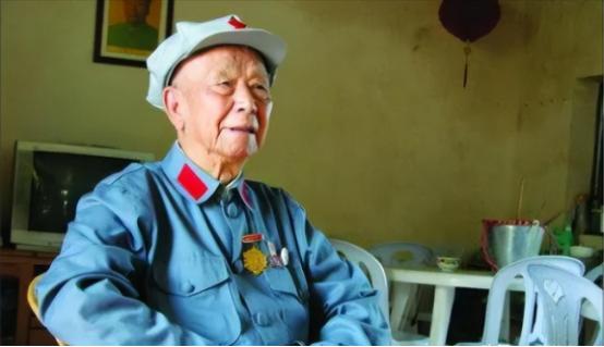 [浮云]1935年，刘亚楼的警卫员不小心落入敌人手中，被敌人吊在树上打，一老汉看