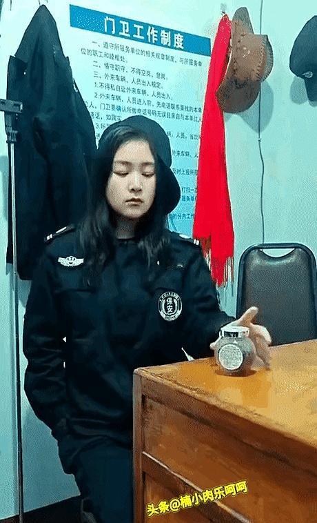 平时总以为保安室标配是端着保温杯的大爷，结果今天刷到一个门卫岗亭，直接给我看乐了
