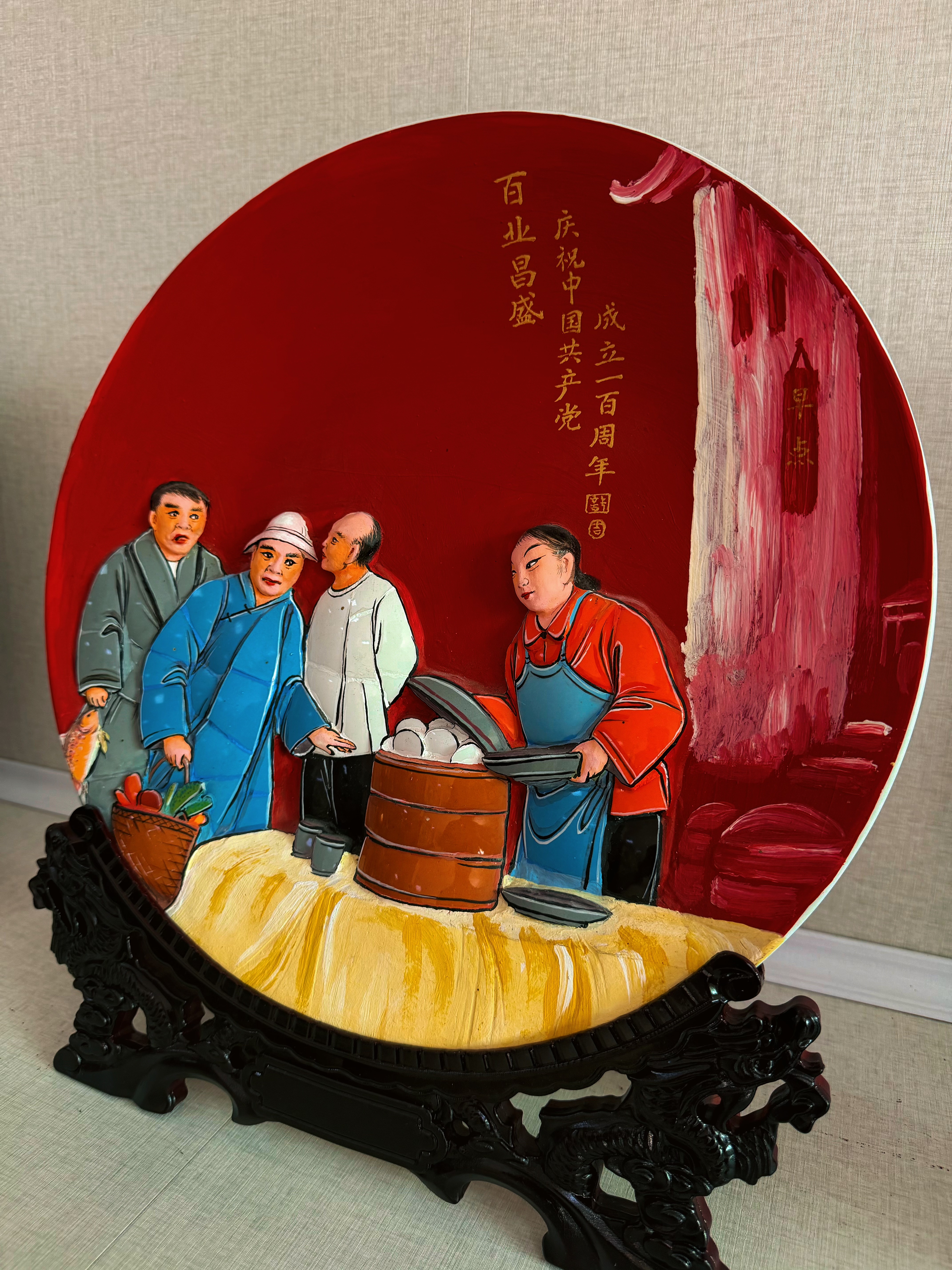 漫步潮南成田镇的乡野街巷，最惊艳的风景，藏在错落古建的屋脊之上。明艳灵动、栩栩如