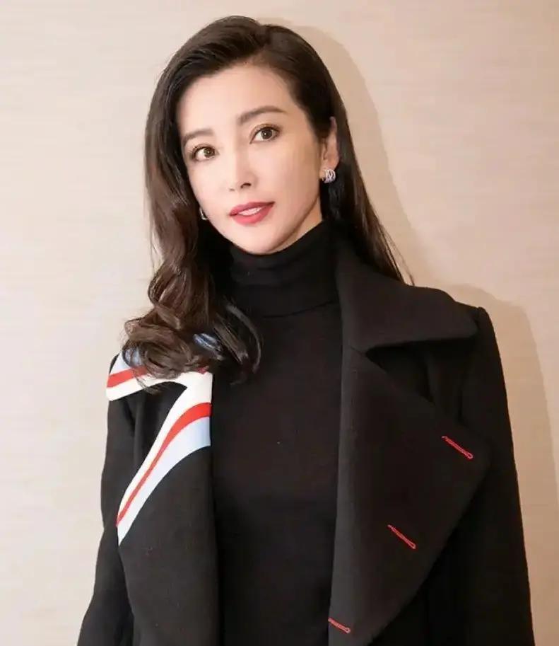 2015年，李冰冰在北京家里，因为父亲用钢丝球刷碗，吵了一架。

她不是针对一只