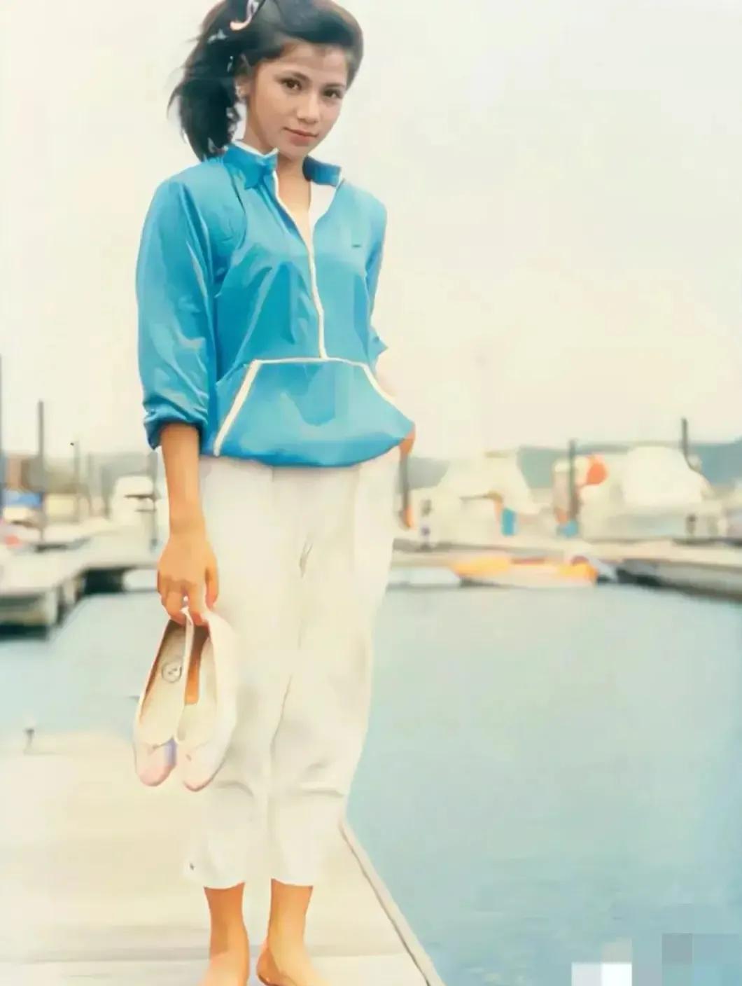 80年代初，翁美玲的这张照片真的太有魅力了，她身穿运动服，脚踩高跟鞋，头戴宽檐帽