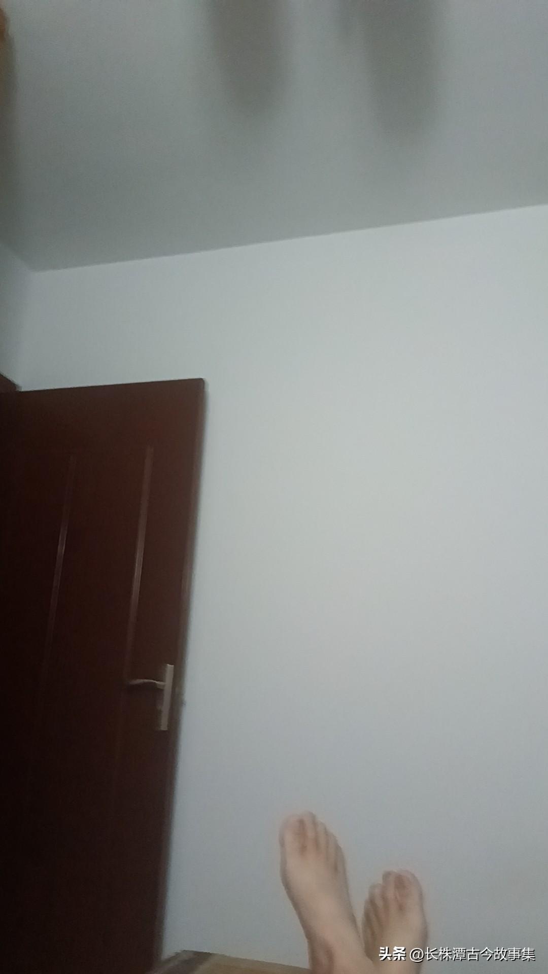 《未赴潭邑盛会有感》
朱文怡
我住南城望近周，
未承芳柬赴欢游。
受尘闲坐观江远