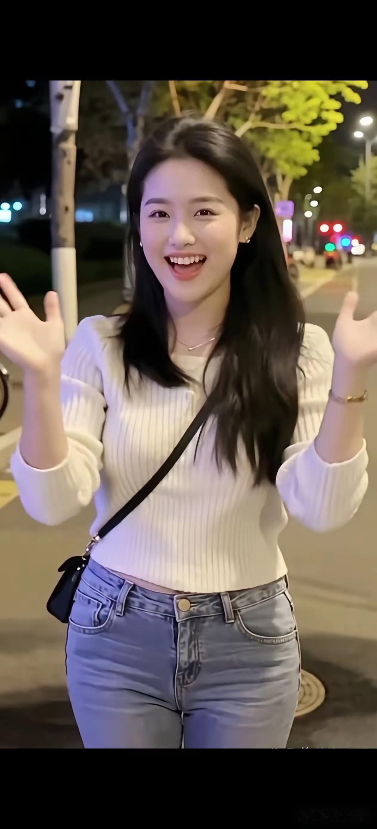 甜美的姑娘就像春日里的花朵，总能带来温暖与芬芳。广西艺术学院校花韦香就是这样的存