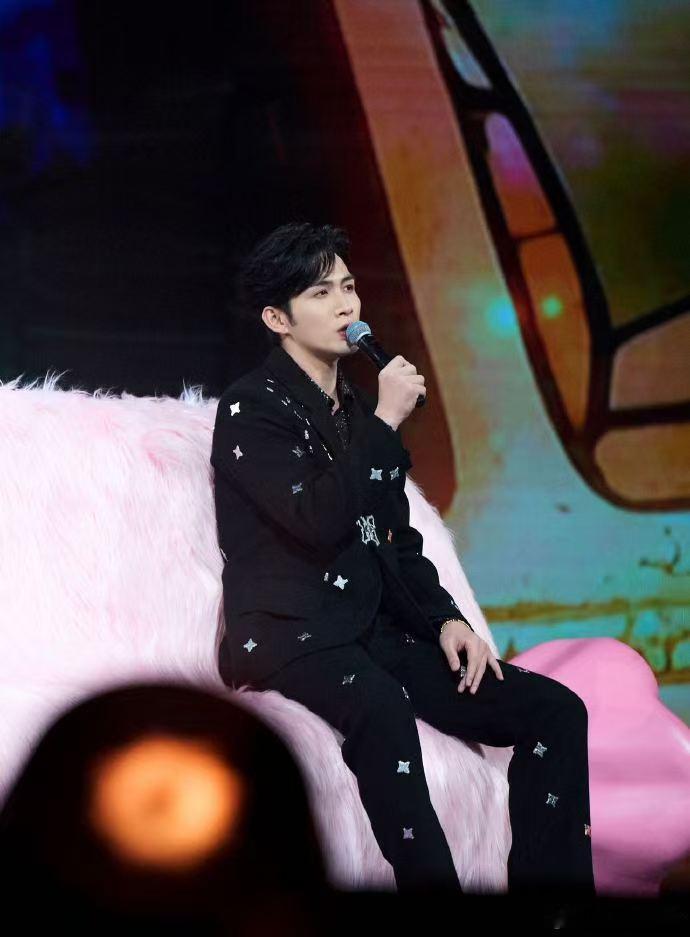 张彬彬0帧开唱就是稳 张彬彬一开口就惊艳全场！0帧开唱《金风玉露》，低音炮醇厚似