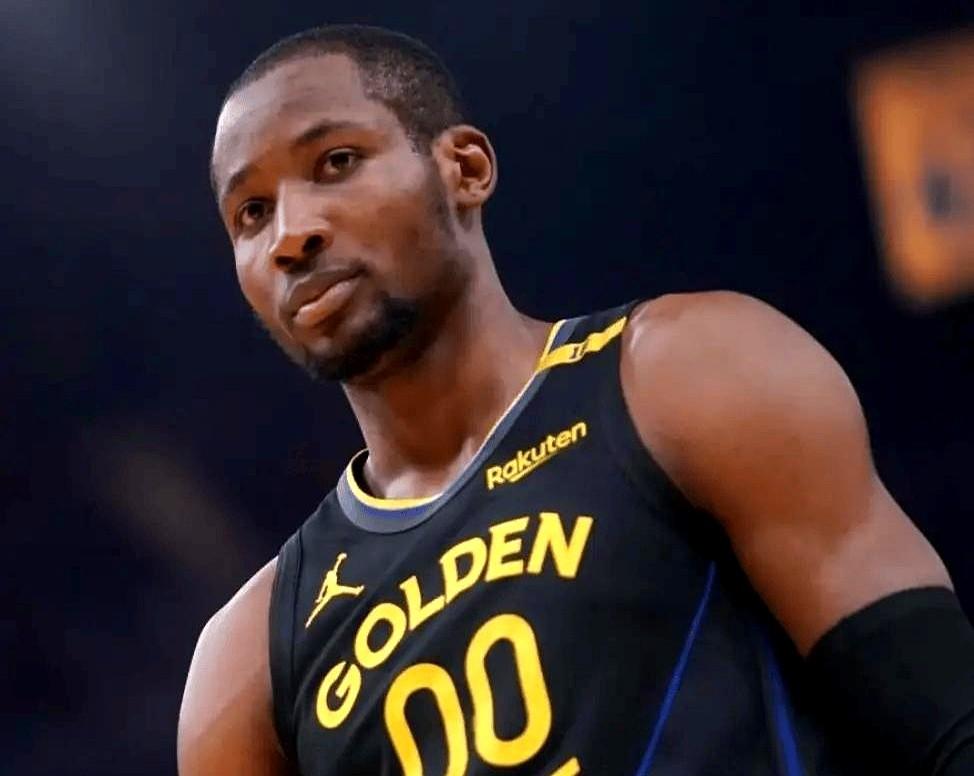 9分钟，+18，高效拿下10分！然后……人没了。

就在对独行侠的第二节，乔纳森