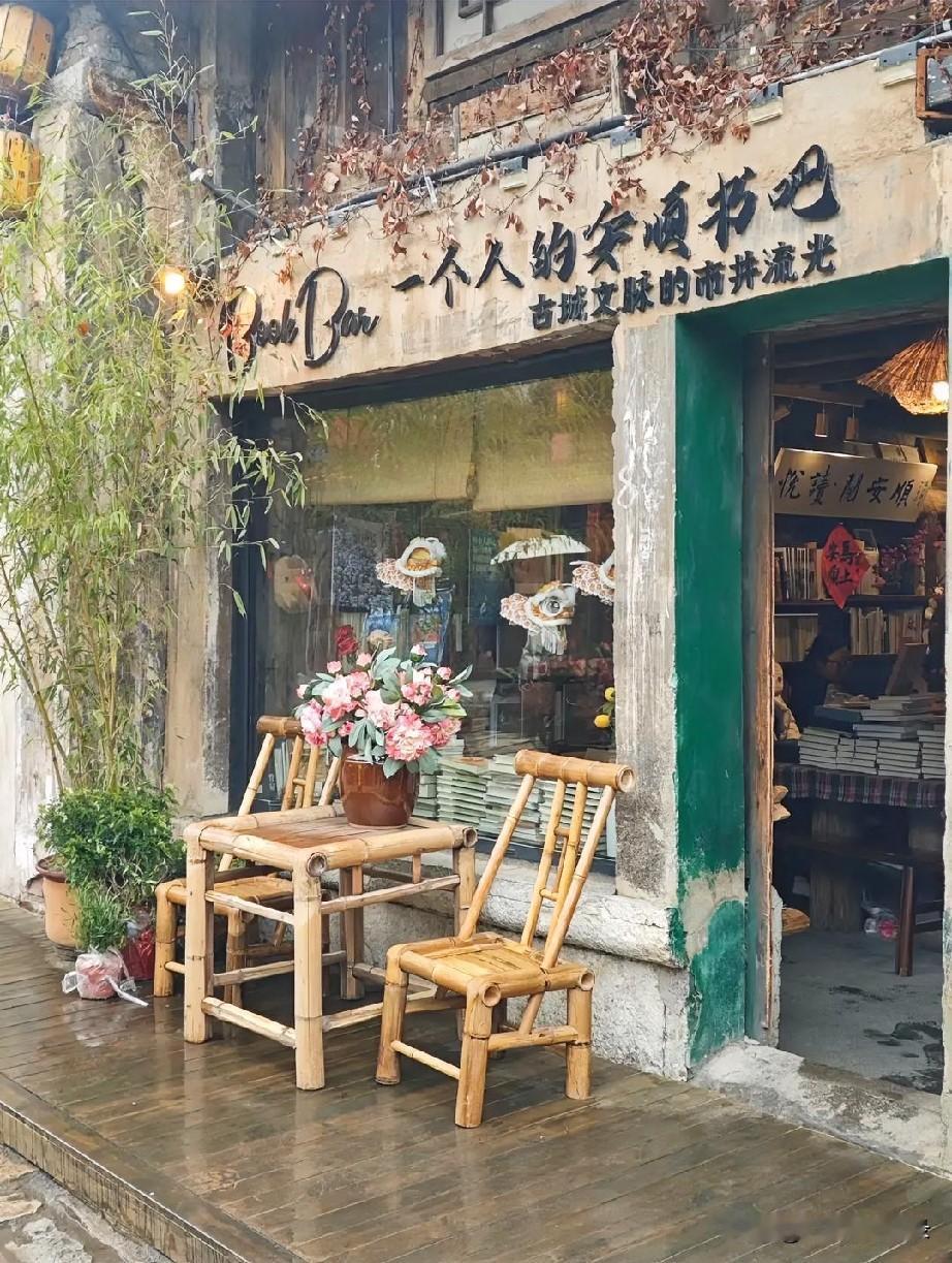 出行时阅读，目光追随文字寻访小城街巷，更多是对照眼前风景；夏日静坐品读，褪去旅途