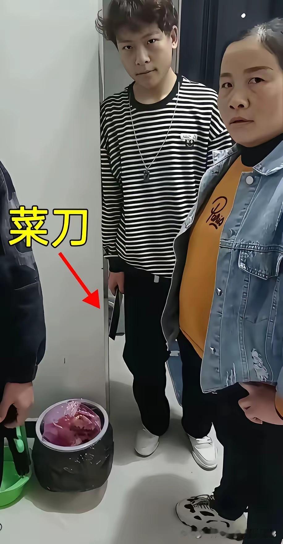 隔壁老王替别人养大了娃儿，到最后是这个场景。这小家伙也太不像话了吧！他把你养大，