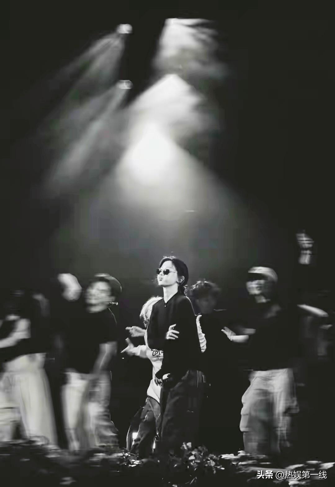 【凌晨1点的体面是假象？李荣浩3字杀招，让24岁单依纯彻底破防！】

一句“我不