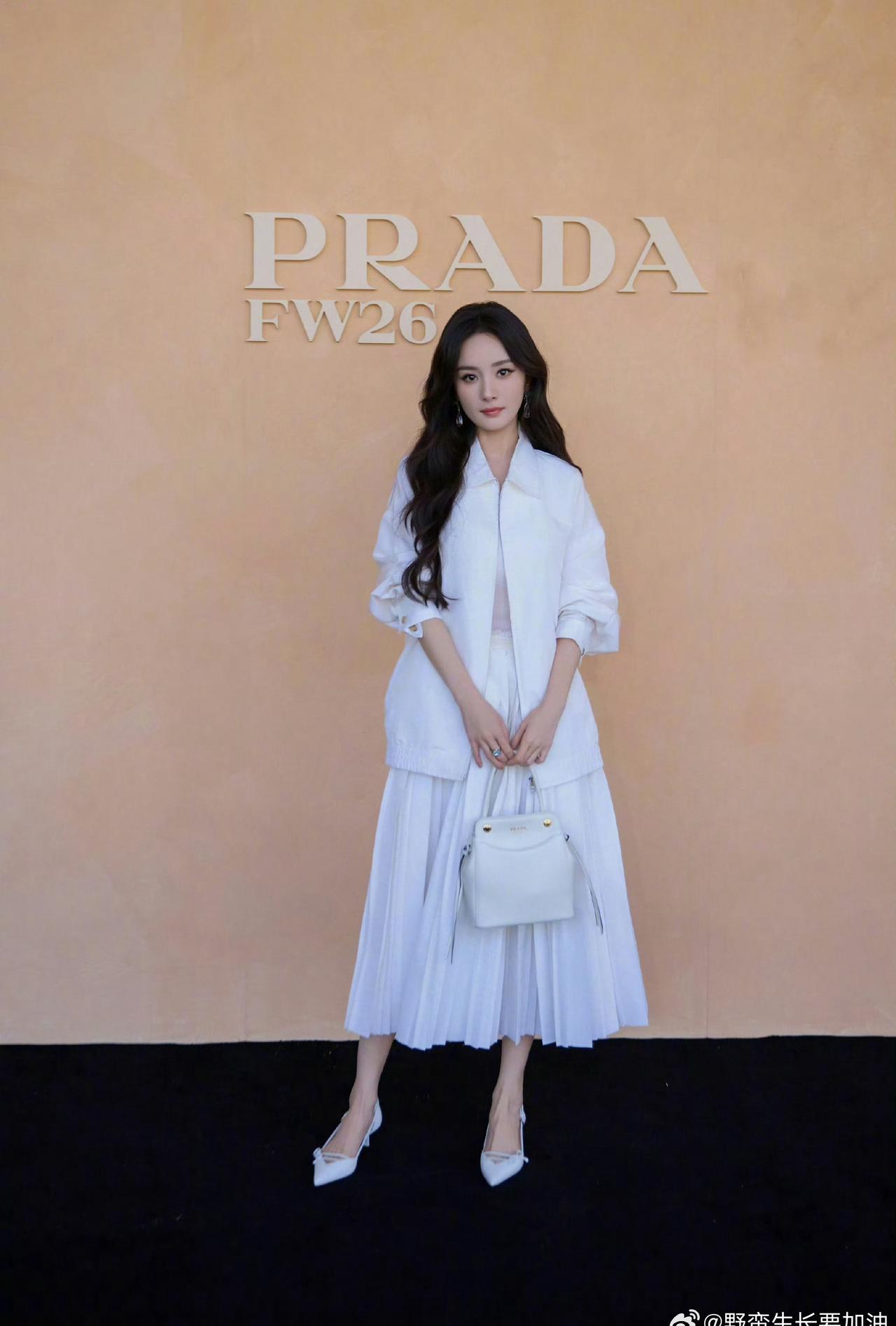 Prada外网官博认领了杨幂！！！！！名副其实的顶级星光女