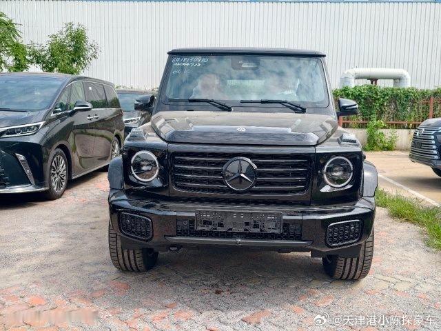 25款欧规奔驰G450D黑/干椒红配置: 💰172  原车原码1. AMG外观