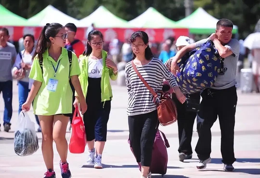 大一新生很快就会迎来开学季！
每年这个时候，就是全国家长出钱又出力的时候，不但要