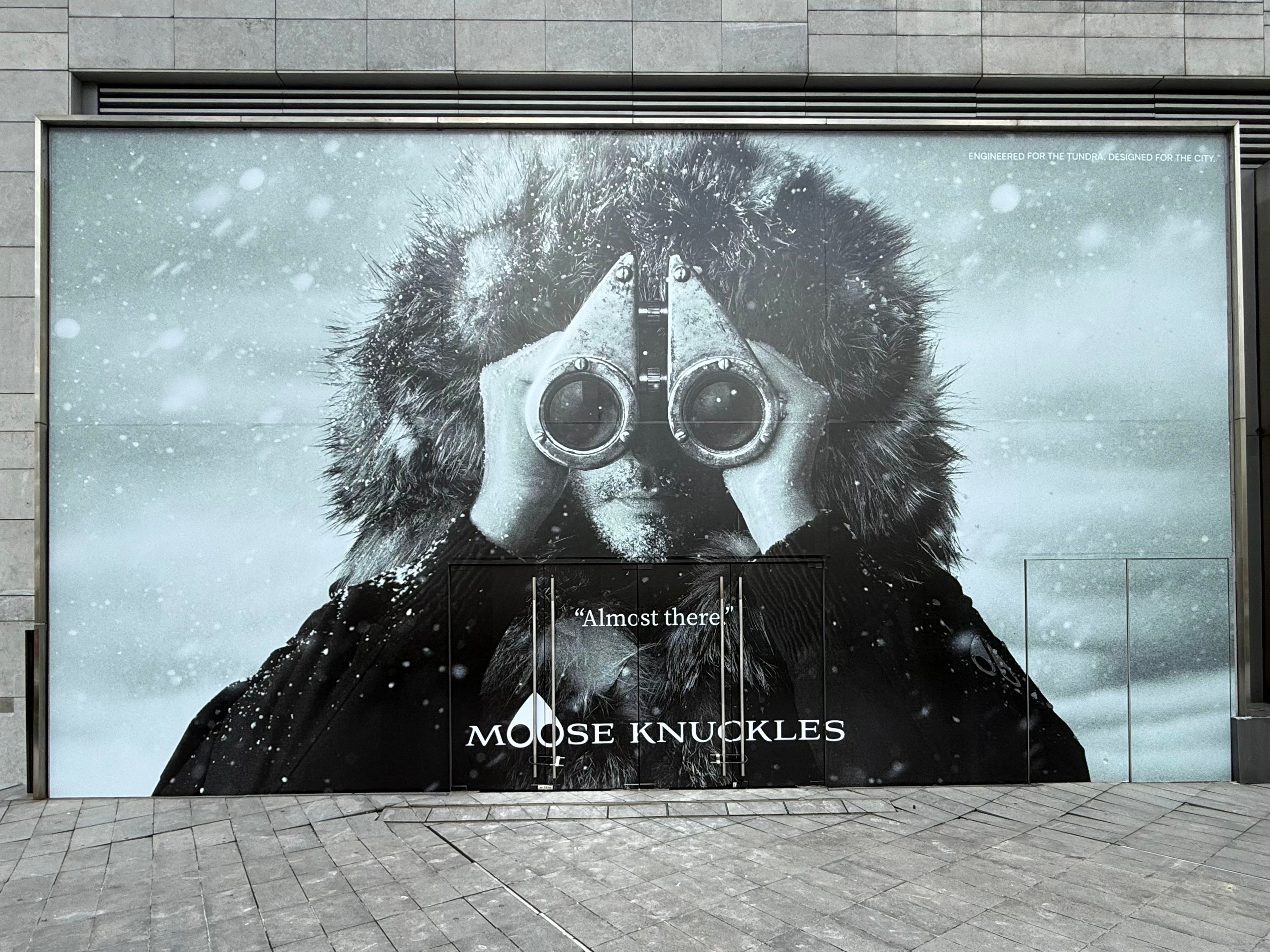 Moose Knuckles 重庆新店围挡已正式亮相，品牌即将在重庆IFS开设全