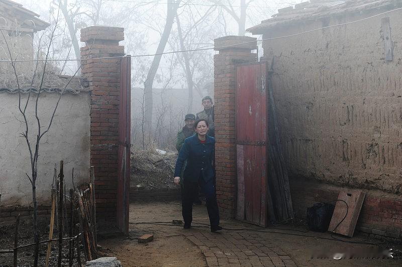 一把新锁，锁住了一个女人的退路
老话说得好：纸包不住火，雪埋不住尸。婚外情这种事