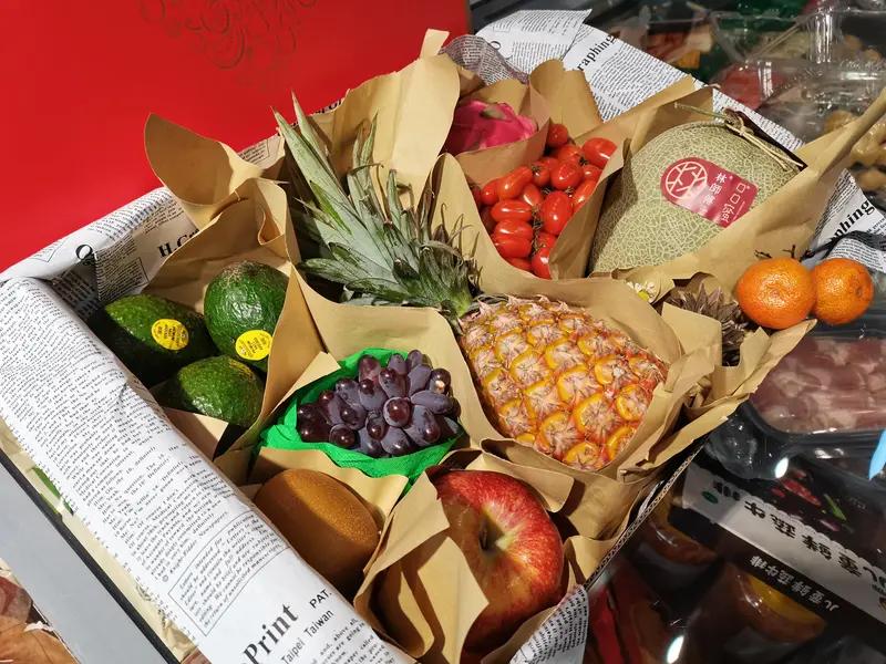 现在生活中，过度包装现象太常见了。就拿水果礼盒来说，本应主角是水果，可包装却占了