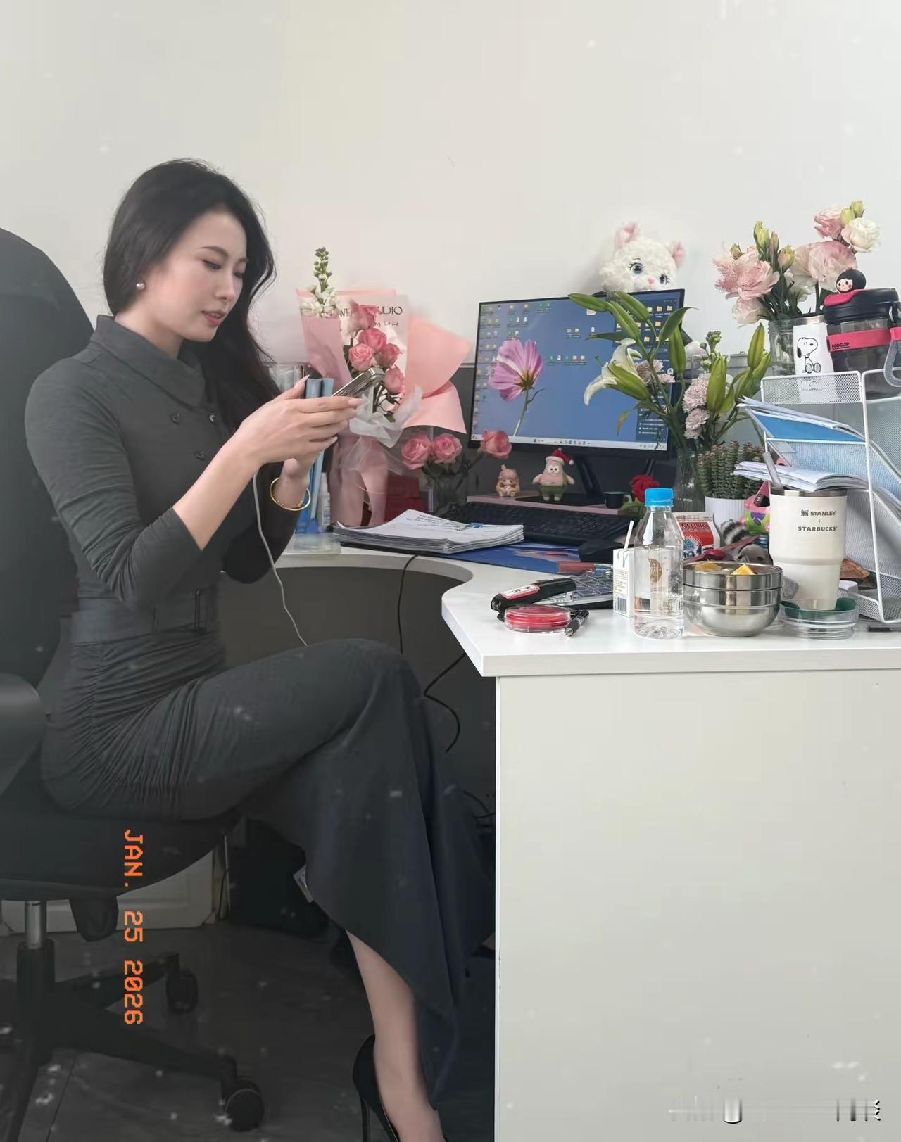 办公桌布置得当，工作心情都会变好。我认为可以先从收纳做起，准备几个可爱的收纳盒，