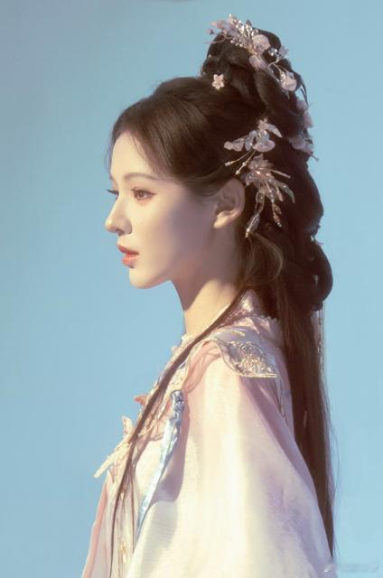 张予曦 蜘蛛精卖袜子张予曦的蜘蛛精造型在双11疯狂好六夜红毯上真是惊艳四座。细致