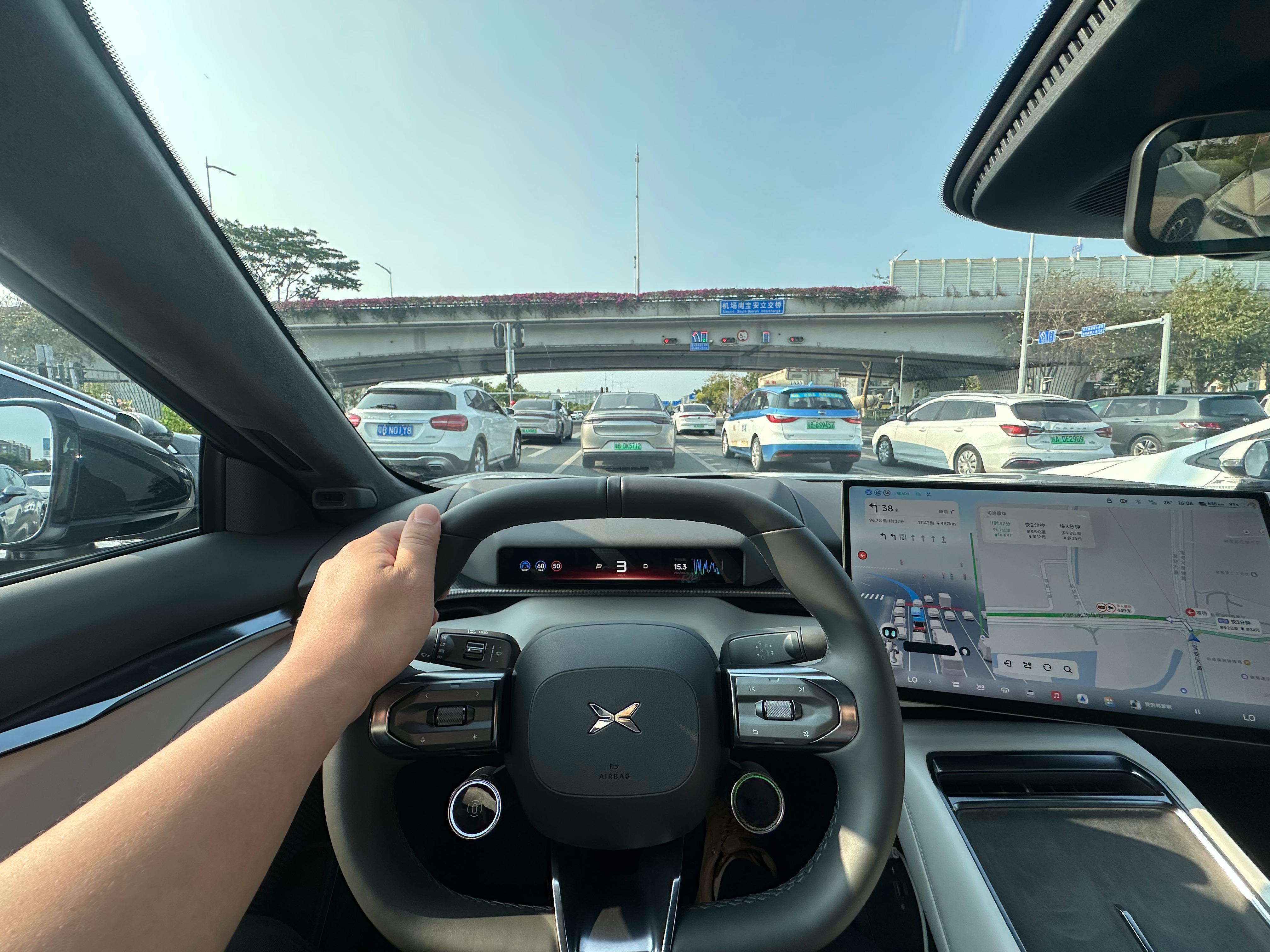 开小鹏P7去参加的鹏友大聚会。