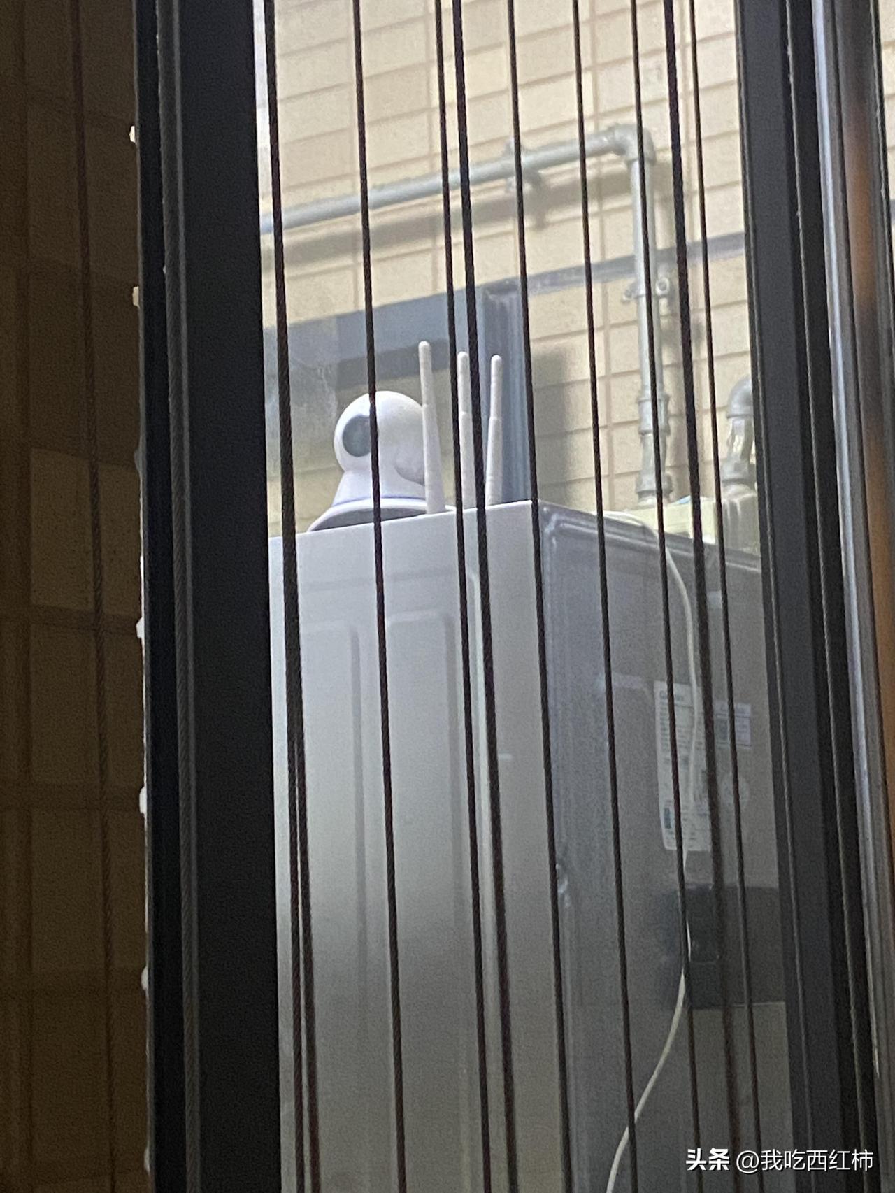 邻居在阳台放摄像头监视我们
我们两户的阳台挨的很近，他在那边放了个监控是什么意思